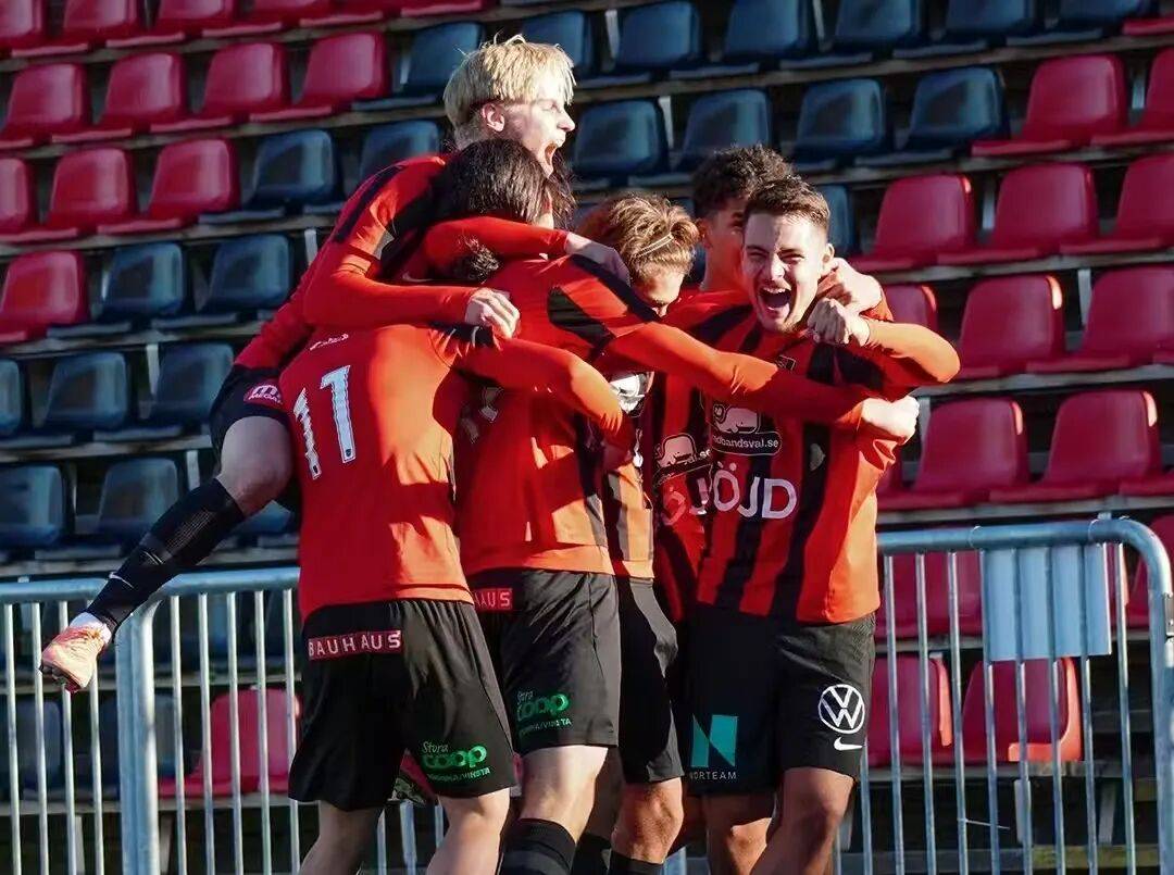 包含斯图加特主场取胜，冲击欧战资格名额的词条