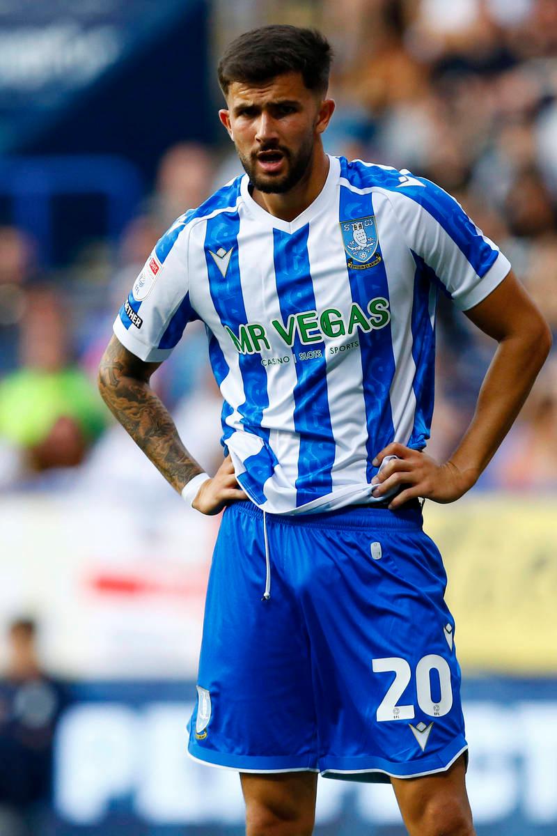 包含帕尔马中场受伤退场，球队战术受影响的词条