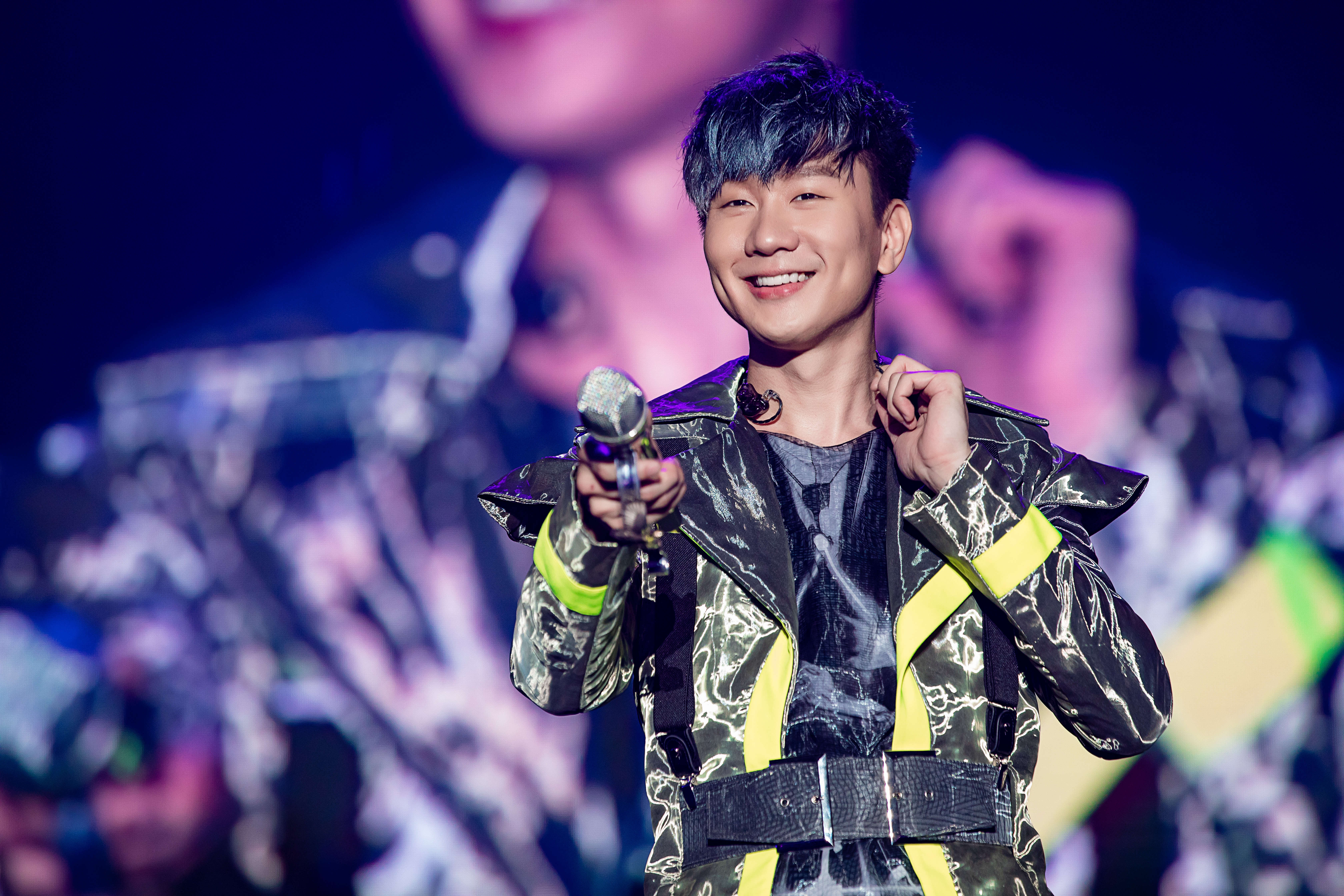 关于BRO轻取V5，ShowMaker三分雨点燃全场的信息