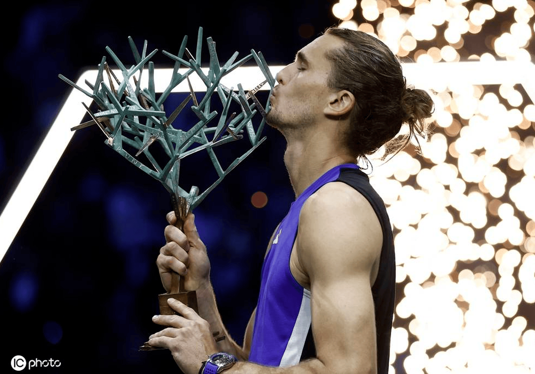 世界网球队完胜西班牙网球队，兹维列夫打破历史纪录的简单介绍