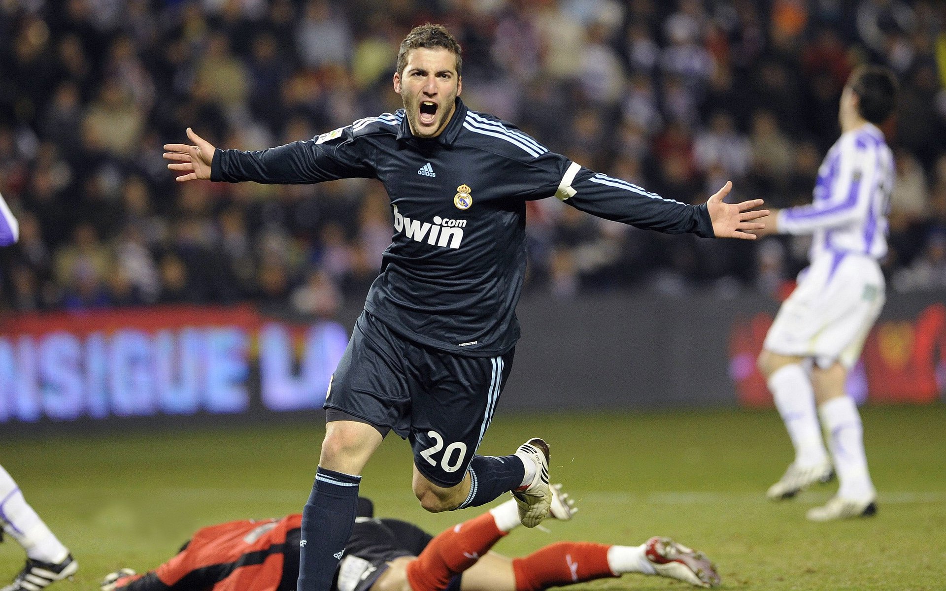 布克火力全开，上海男篮力克广厦展露冠军相